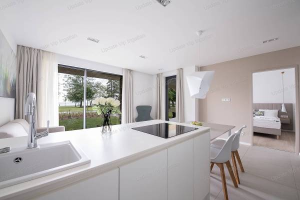 #13605 LUXUS APARTMAN TIHANYBAN, KÖZVETLENÜL A BALATON KÖZELÉBEN – PANORÁMÁVAL ÉS PARKOLÓVAL!