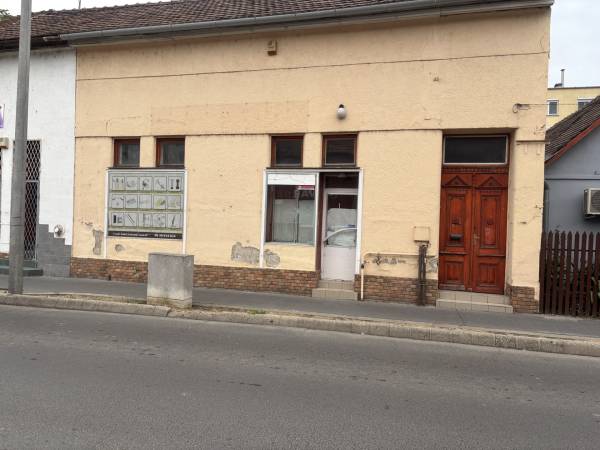 #7645 Eladó üzlethelyiség Szolnok belvárosában – kiváló elhelyezkedés, saját belső udvarral és zárt tárolóval