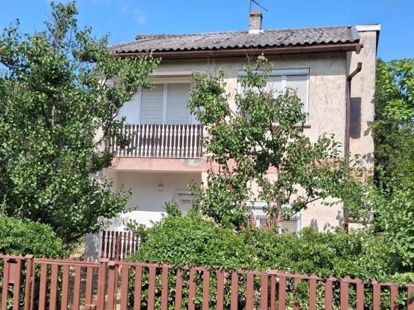 #8555 Kengyel főutcáján 2 szintes családi ház eladó