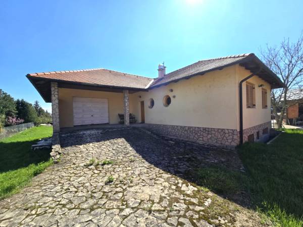 #8470 Eladó újszerű, tágas családi ház Komárom-Koppánymonostoron!!!