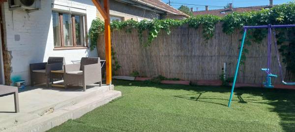 #8368 KŐBÁNYÁN NAPPALI PLUSZ 2 HÁLÓSZOBÁS, FELÚJÍTOTT, KERTKAPCSOLATOS SORHÁZI LAKÁS ELADÓ!