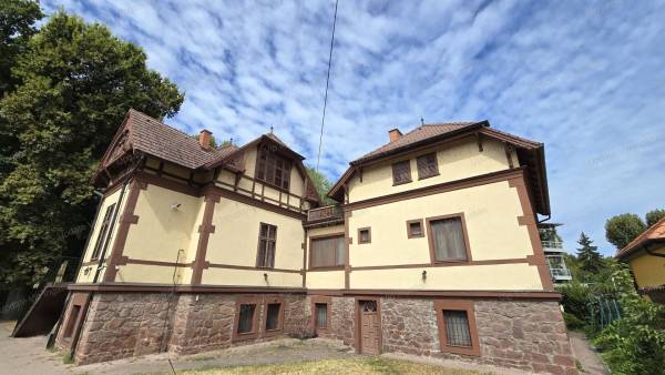 #8026 SIÓFOK JÓKAI PARKBAN A SZÁZADFORDULÓ IDEJÉN ÉPÜLT (7 lakásos) VILLA ELADÓ!