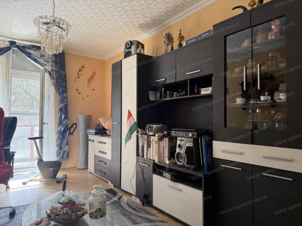 #9305 Szolnokon eladó 1. emeleti, 54 m²-es téglalakás!