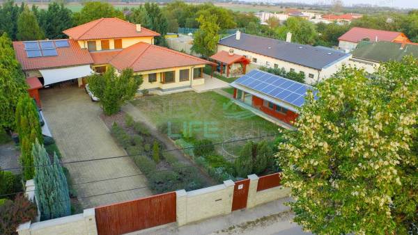 #4352 Eladó családi ház Győr