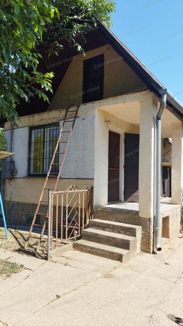 #12632 Oroszlányban a Szőlősoron, eladó művelés alól kivont zártkert, gyümölcsös, gazdasági épülettel, boros pincével, állatok tartására ólakkal, tárolókkal, veteményessel, szőlős kerttel.  