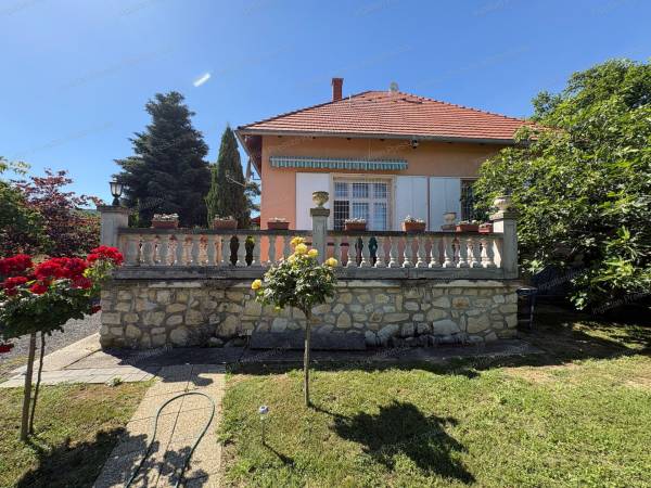 #11863 Eladó szomszédmentes balatoni részpanorámásnyaraló Balatonedericsen