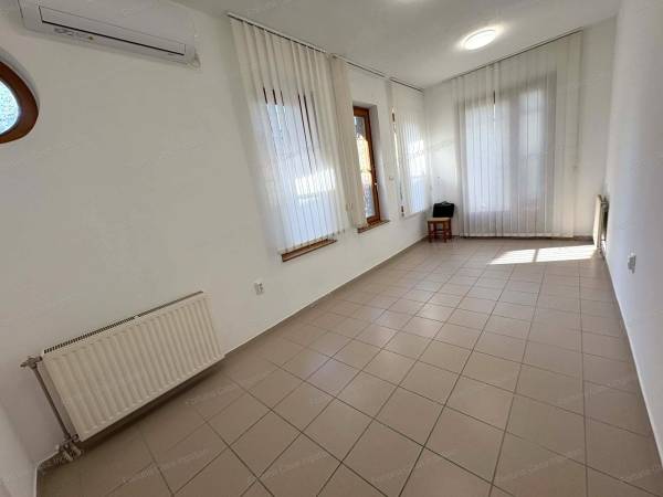 #9883 Belvárosi üzlethelyiség