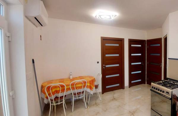 #3774 Nyíregyháza - Kemecsei úton eladó házikó nagy telekkel!