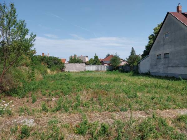 #9012 Eladó Építési telek Lőrinci