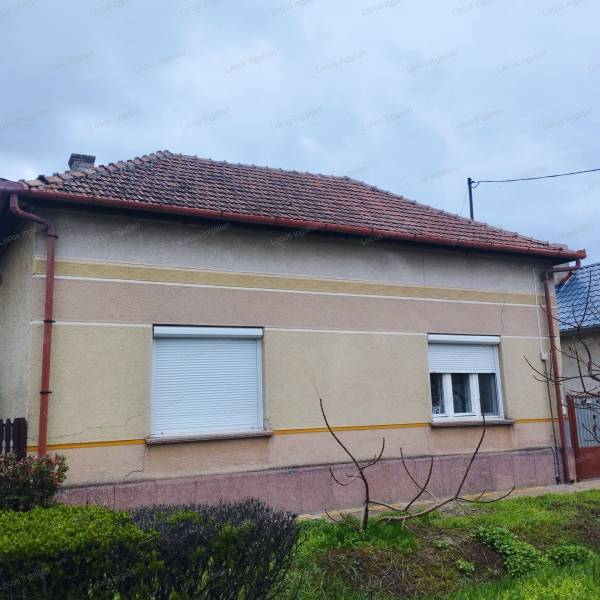 #8546 Törökszentmiklóson városközpontban családi ház eladó