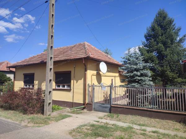 #3120 Tiszajenő kozpontjában 3 szobás családi ház eladó