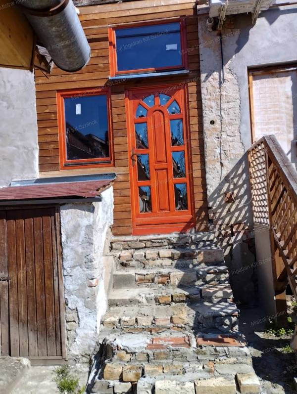 #8704 Eladó Szolnokon a Baross úton egy kertkapcsolatos 20 nm-s felújított lakás!