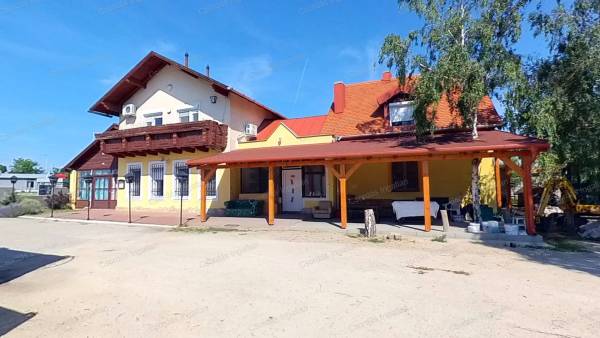 #8148 Telephely, 7 apartmanos házzal Hajmáskéren, a 8. számú út mellett eladó.