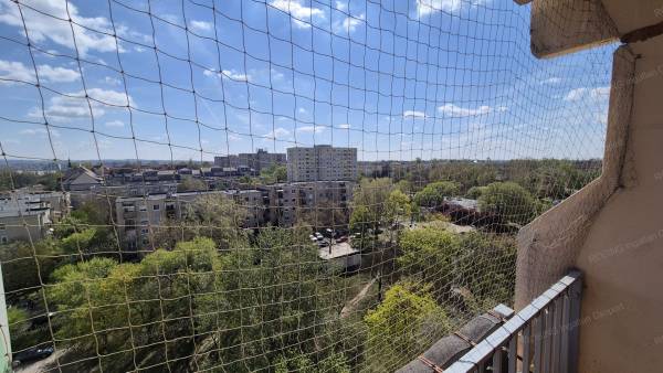 #9578 2 SZOBÁS ERKÉLYES NAPFÉNYES LAKÁS KELLEMES KILÁTÁSSAL