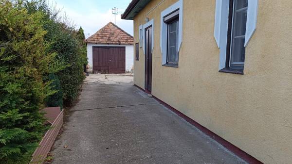 #7786 Péren eladó gondosan karbantartott, 6 szobás 200 m2  családi ház, 2000 m2 hatalmas telekkel !