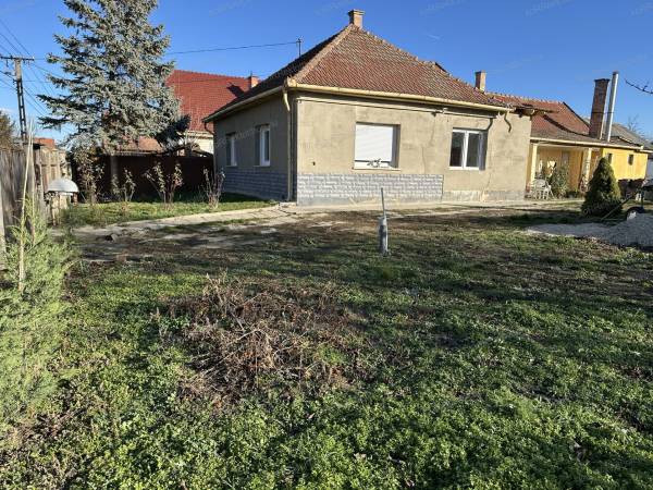#4638 Felújítandó családi ház nagy telekkel, kiváló helyen – Jászberényben