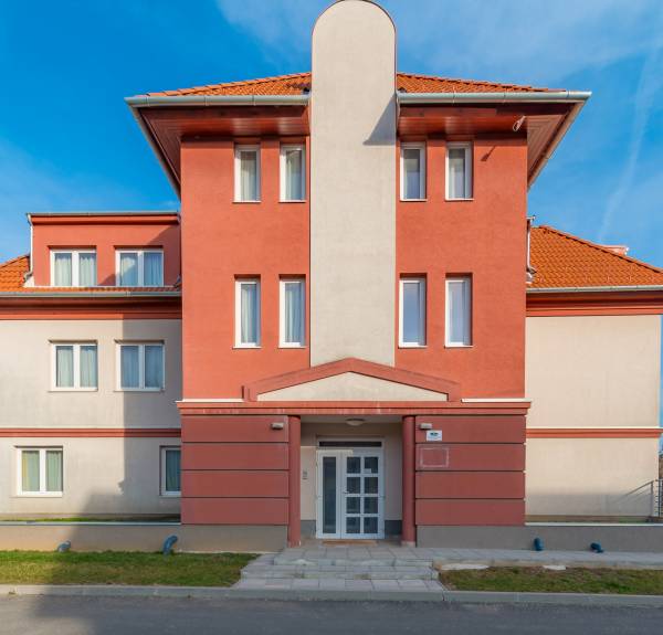 #7504 Eladó szolgáltató ház