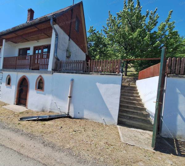 #8311 Sátoraljaújhelyen , szuper kilátással nyaraló eladó!