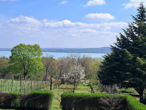 #9649 Örök panorámás ikerház eladó Tihanyban – külön bejáratú lakrészekkel, nagy telekkel!