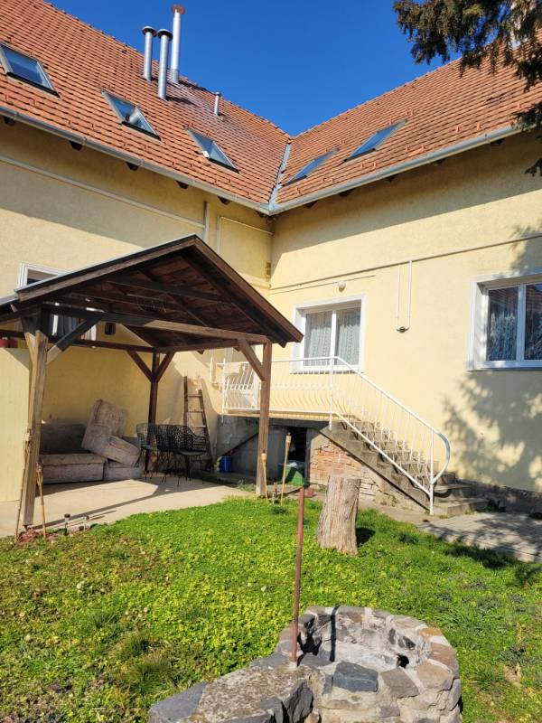 #5317 Kisnémedi központjában 118 m2-es, 4 szobás, felújított tégla lakás 150 m2-es önálló kerttel eladó.