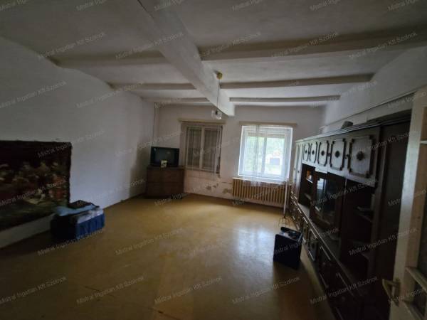 #10797 Rákóczifalván eladó egy 80 m2-es 2 szobás felújítandó családi ház !